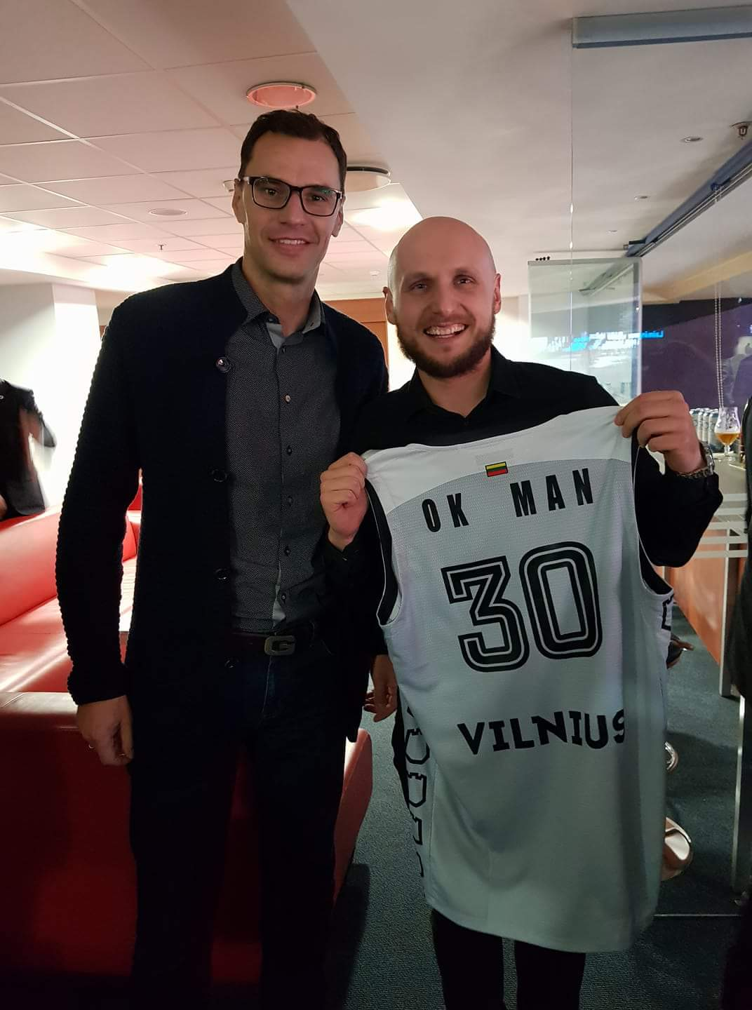 Darius Gudelis kartu su krepšininku, laikančiu marškinėlius