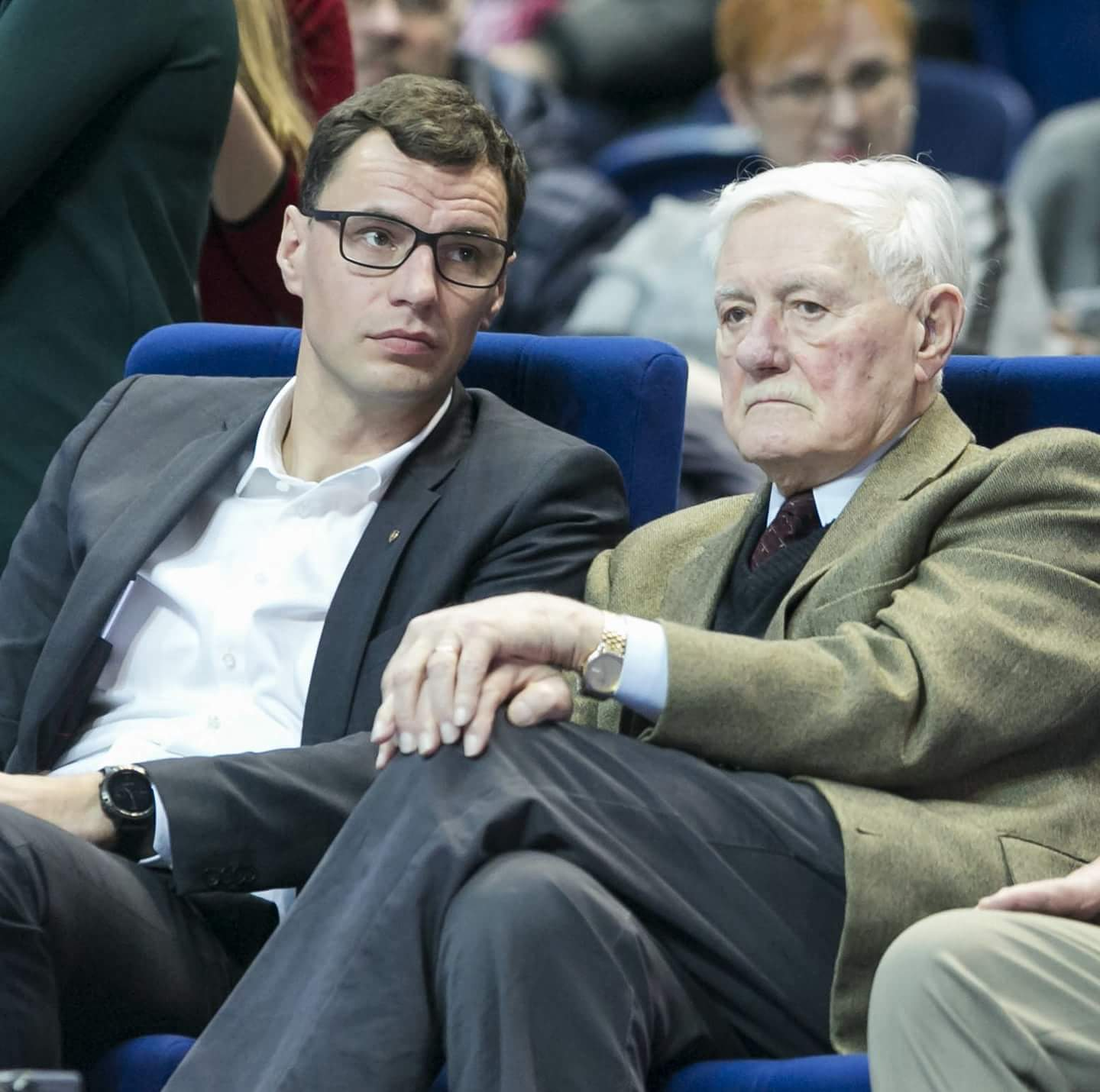 Darius Gudelis krepšinio rungtynių tribūnoje kartu su bendraminčiu